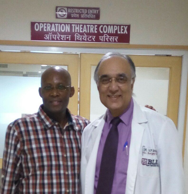 الدكتور VP Bhalla (جراحة الجهاز الهضمي) مع مريض كينيا في مستشفى BLK دلهي، الهند